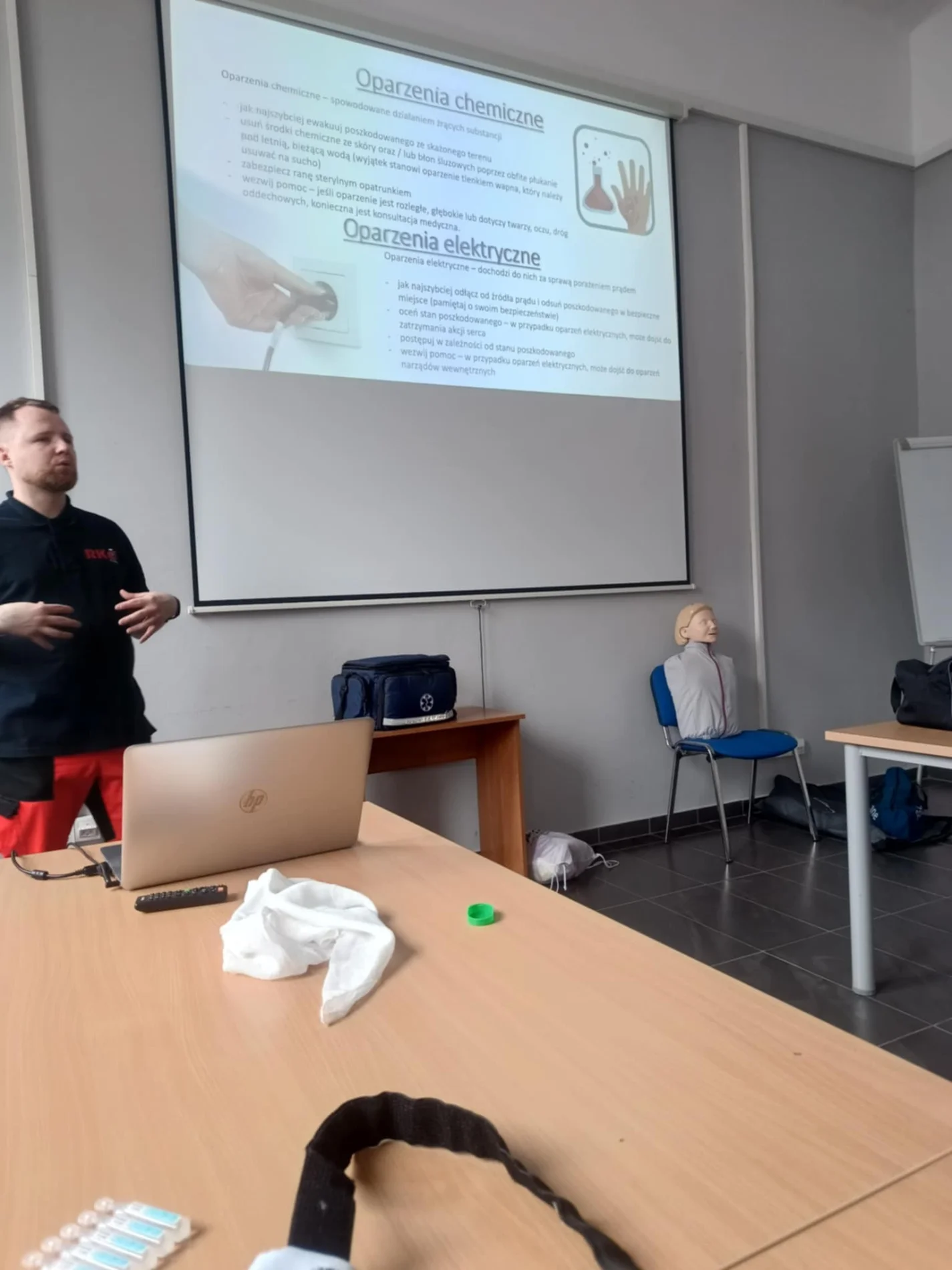 Ratownik tłumaczy na szkoleniu co robić w przypadku oparzenia