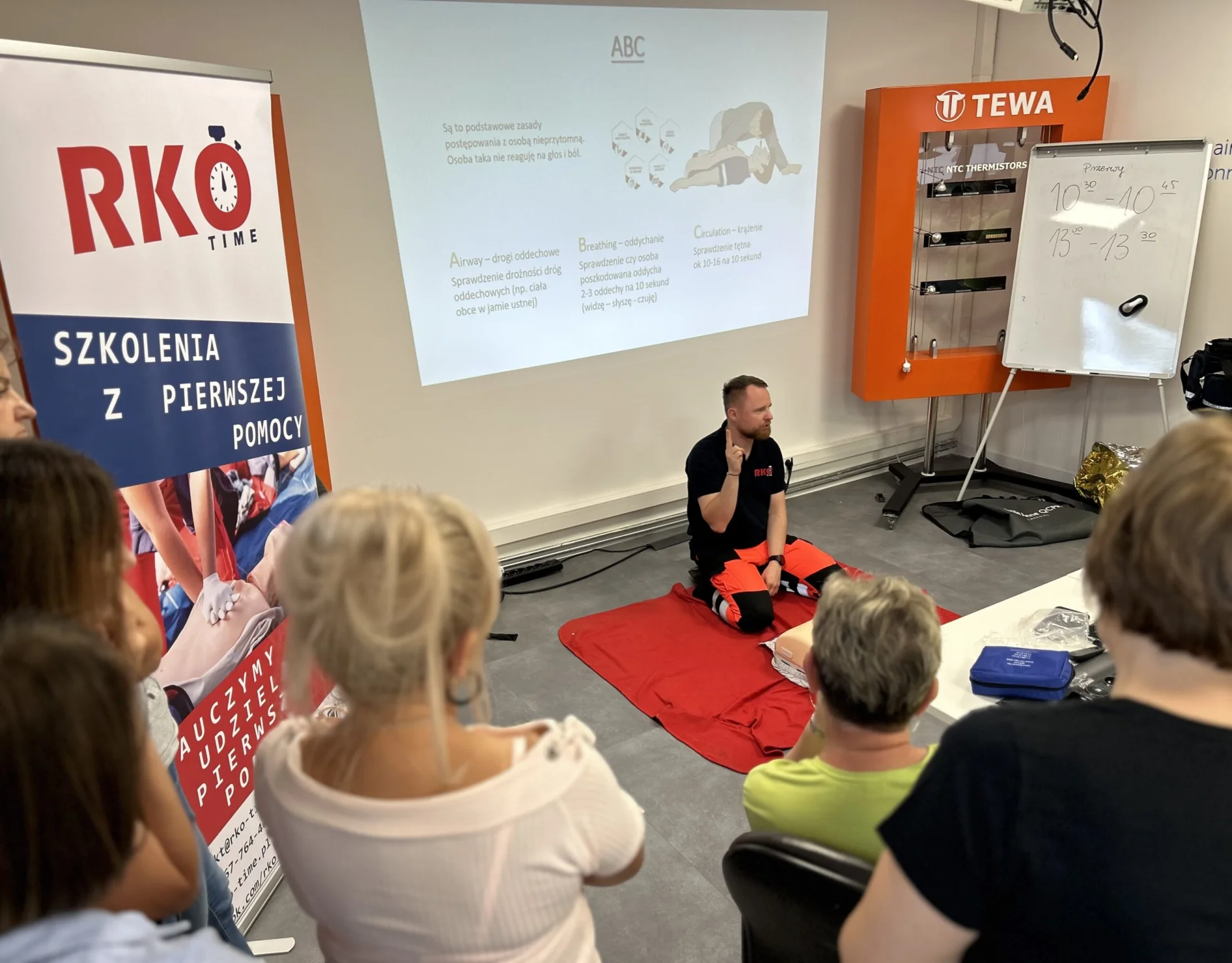 Ratownik tłumaczy jak sprawdzać funkcje życiowe