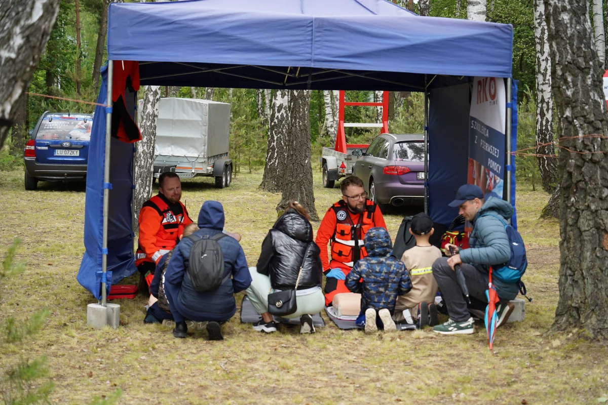 Stoisko nauki pierwszej pomocy na pikniku rodzinnym